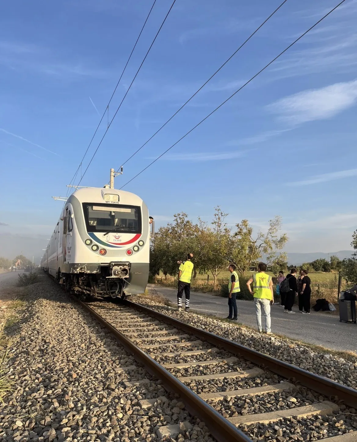İzmir'de hemzemin geçit faciası: Tren ve traktör çarpıştı