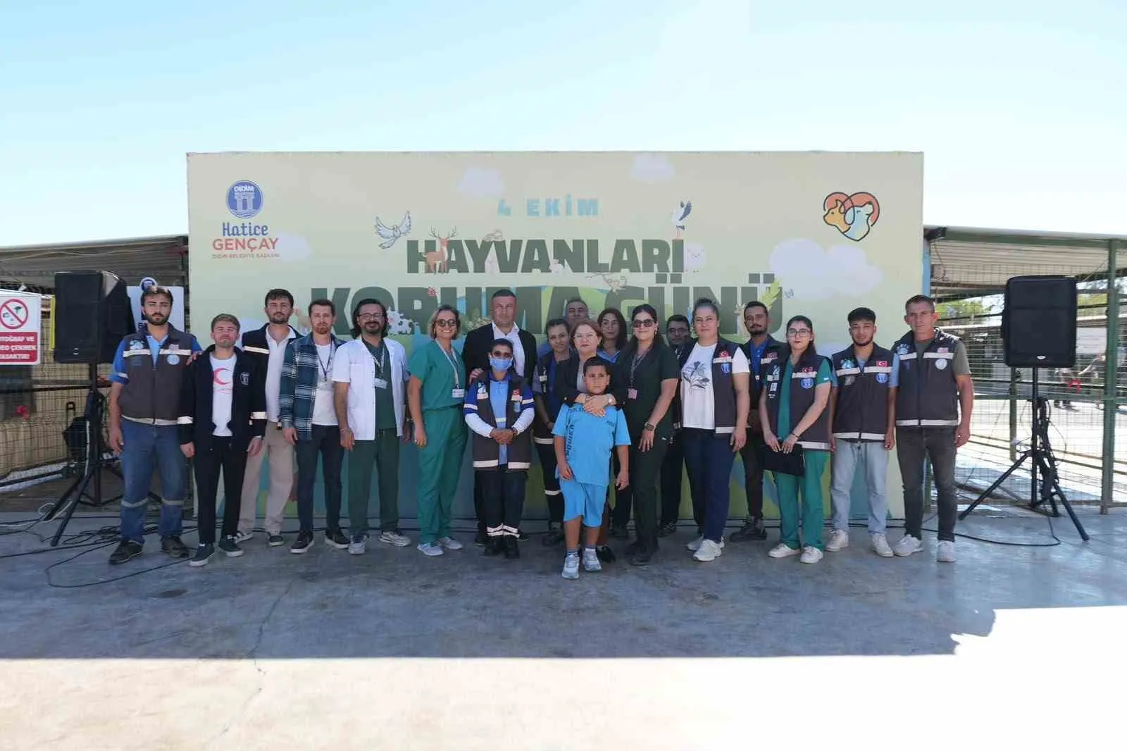 Didim'de miniklerden hayvan dostlarına sevgi köprüsü