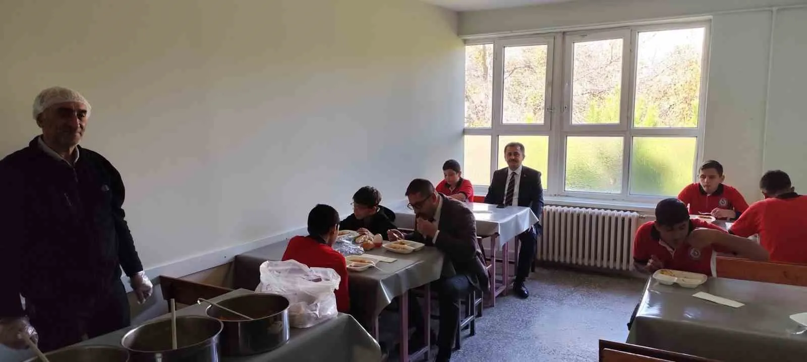 Bolvadin’de eğitimde fırsat eşitliği için öğrencilerle aynı sofrada buluştu