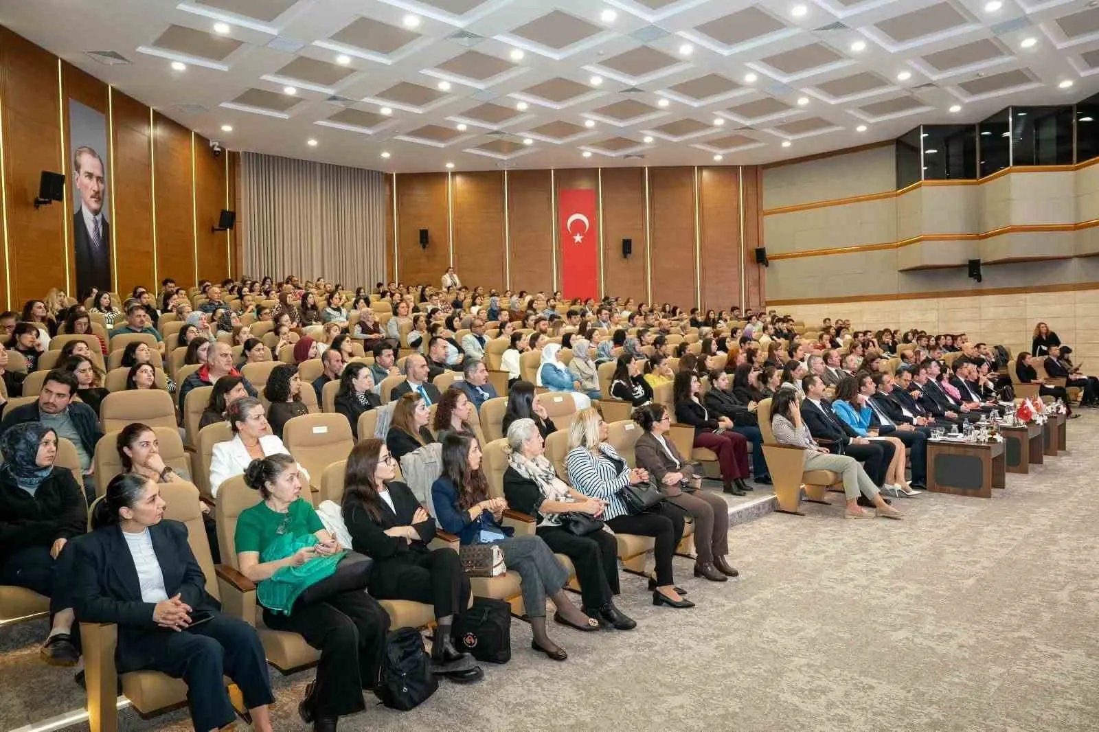 İzmir'de kadınlar için hukuk seferberliği: Haklarını öğrenerek güçlenecekler