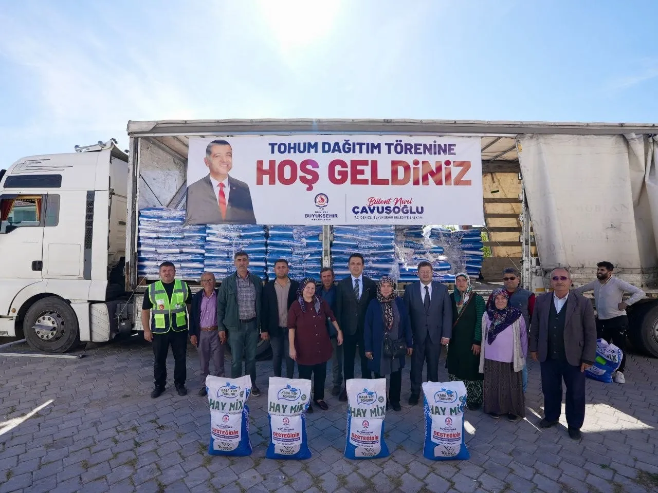 Denizli'de çiftçinin yüzü gülüyor: 170 tonluk dev destek sahaya indi
