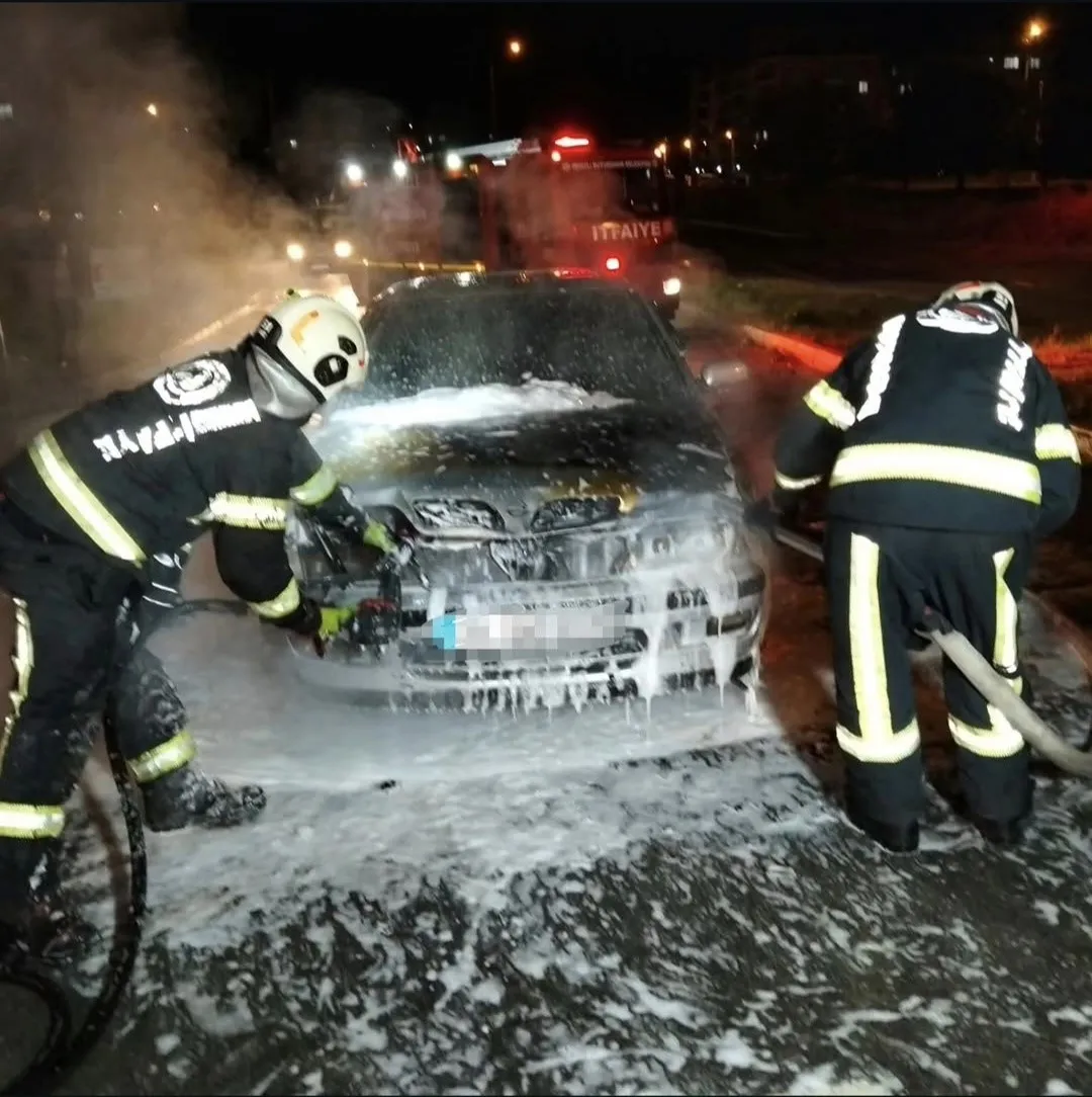 Acıpayam'da korku dolu anlar: Park halindeki otomobil alevlere teslim oldu