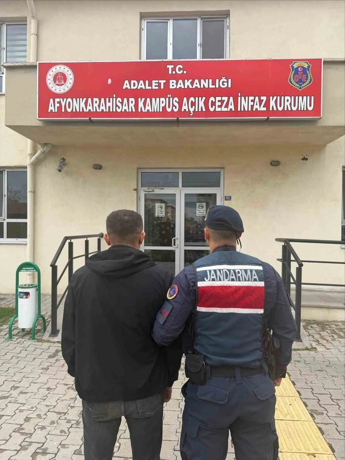 Afyonkarahisar'da huzur operasyonu: 42 firari kıskıvrak yakalandı