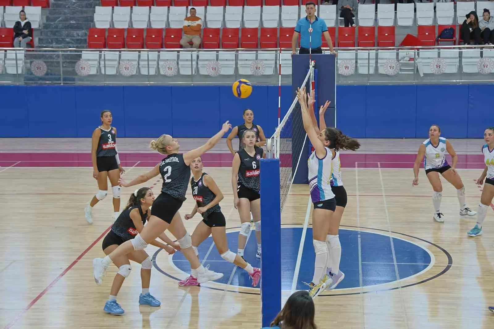 Söke'nin Sultanları parkede fırtına gibi esti: İzmir ekibine geçit yok