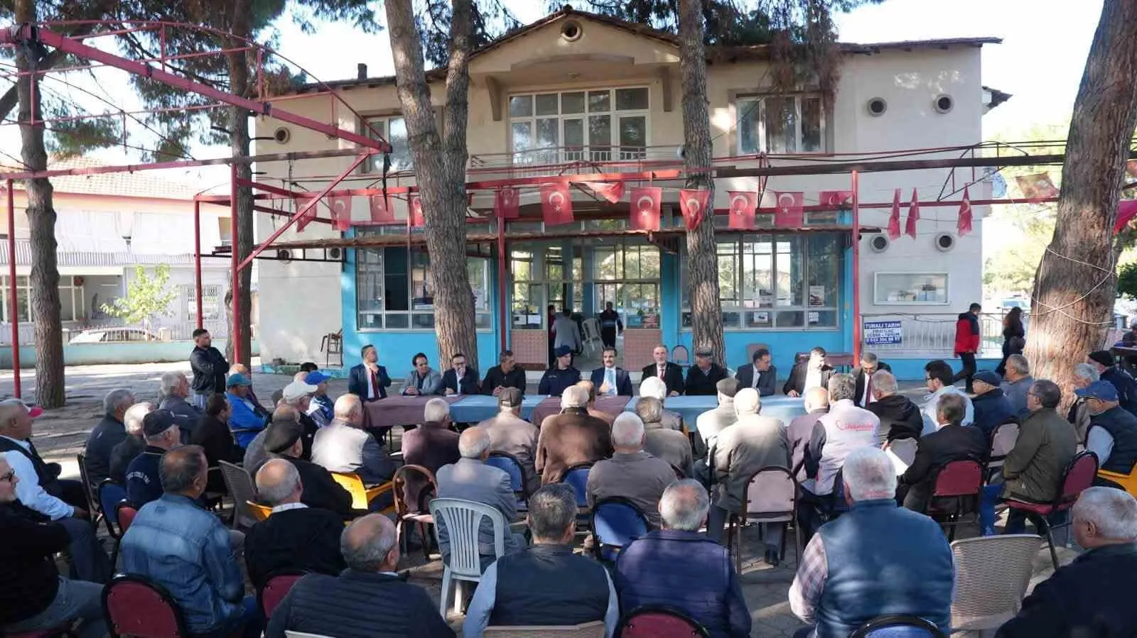Salihli'de saha mesaisi: Kaymakam Güldoğan mahallelerin nabzını tuttu
