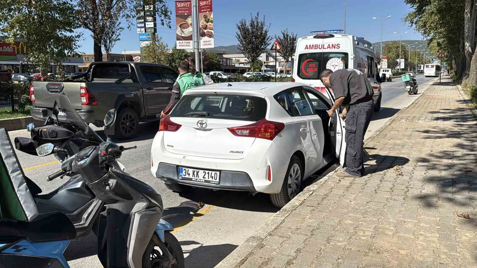 Menteşe’de trafik ışıkları kabusa döndü: Motokurye hastanelik oldu