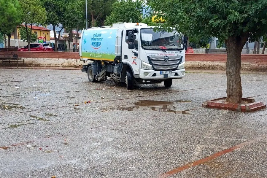 Efeler’de pazar sonrası hijyen operasyonu: Sokaklar pırıl pırıl oluyor