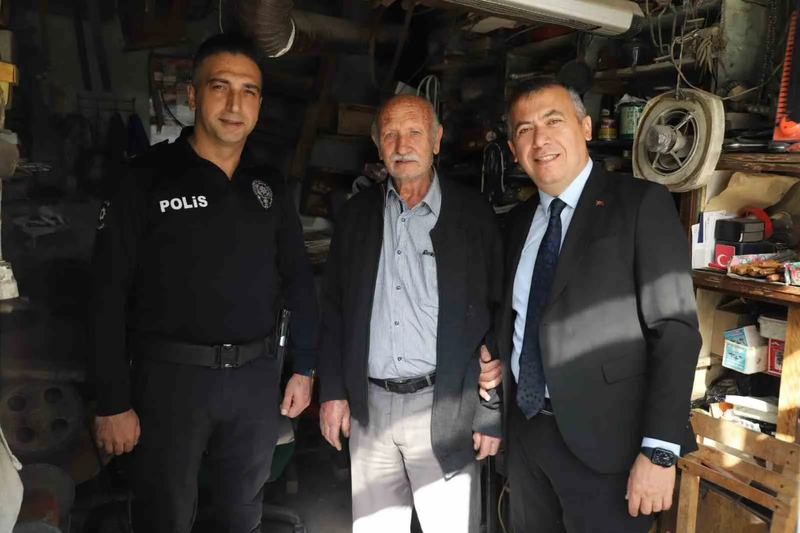 Demirci’de cuma mesaisi: Kaymakam Bayram esnafın kapısını çaldı