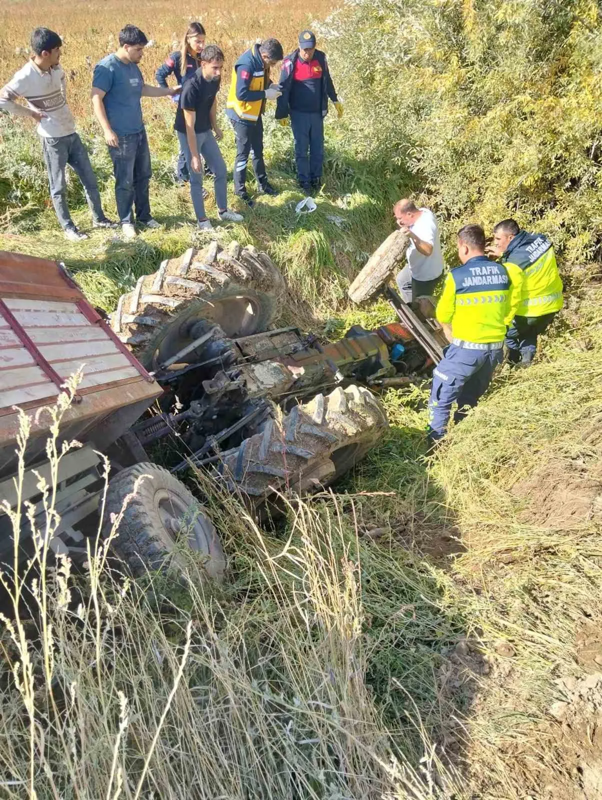 Afyonkarahisar'da traktör kazası: Genç sürücü ölümden döndü