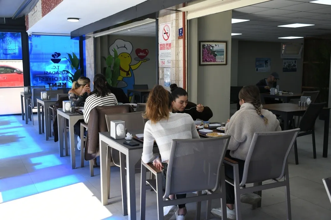 Kuşadası’nda hesaplı öğle yemeği tercihi Adalı Kart oldu: Yüzde 92’lik rekor kullanım