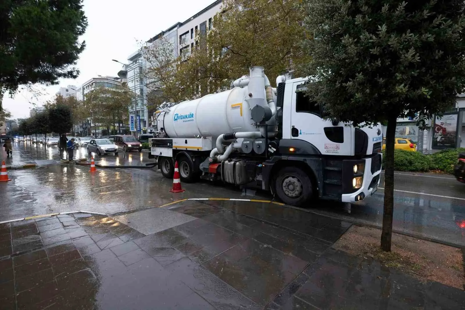 İzmir'de sağanak mesaisi: 665 kişilik dev ekip teyakkuza geçti
