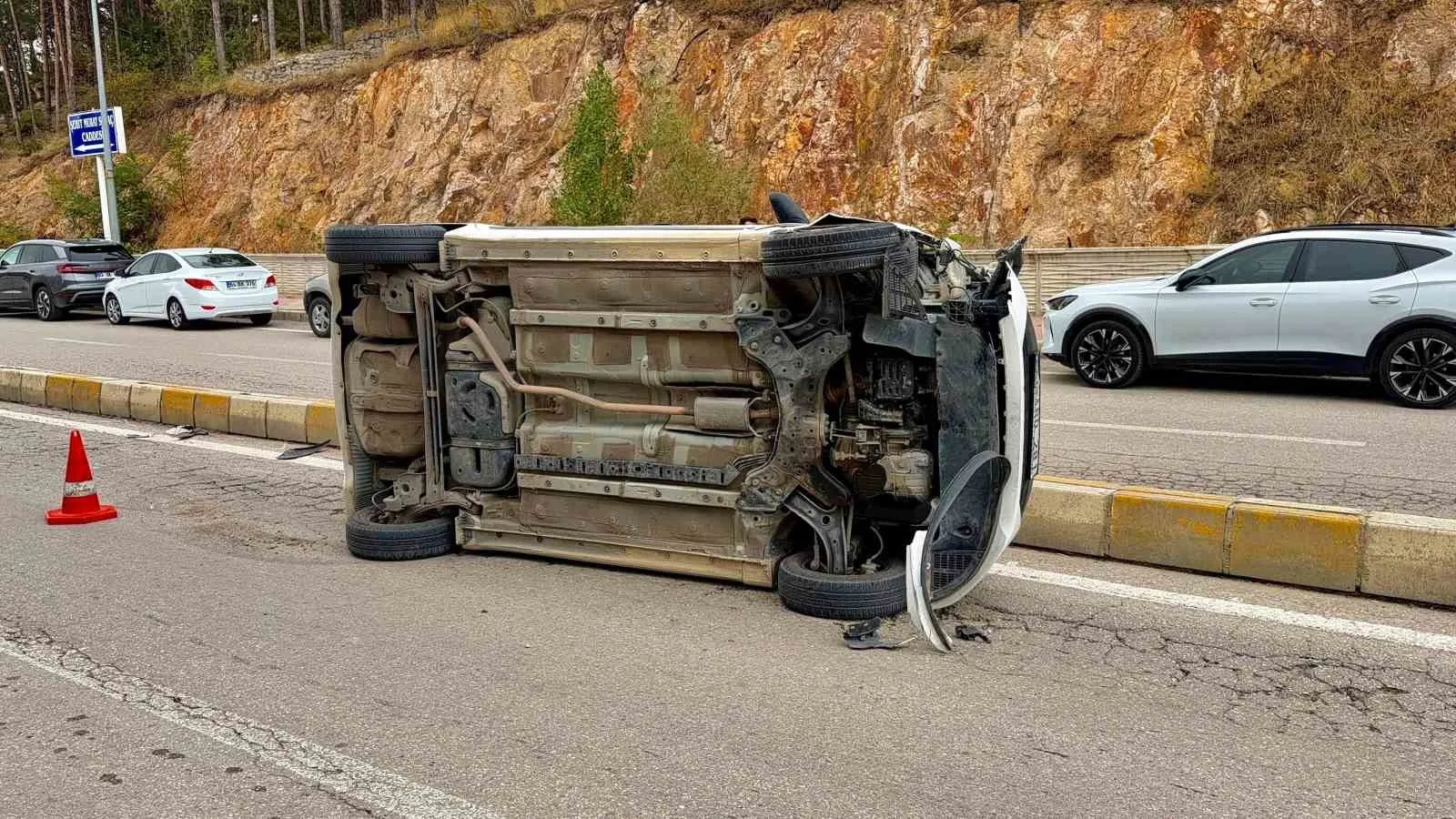 Afyonkarahisar'da korkutan kaza: Devrilen otomobilin sürücüsü mucize eseri kurtuldu