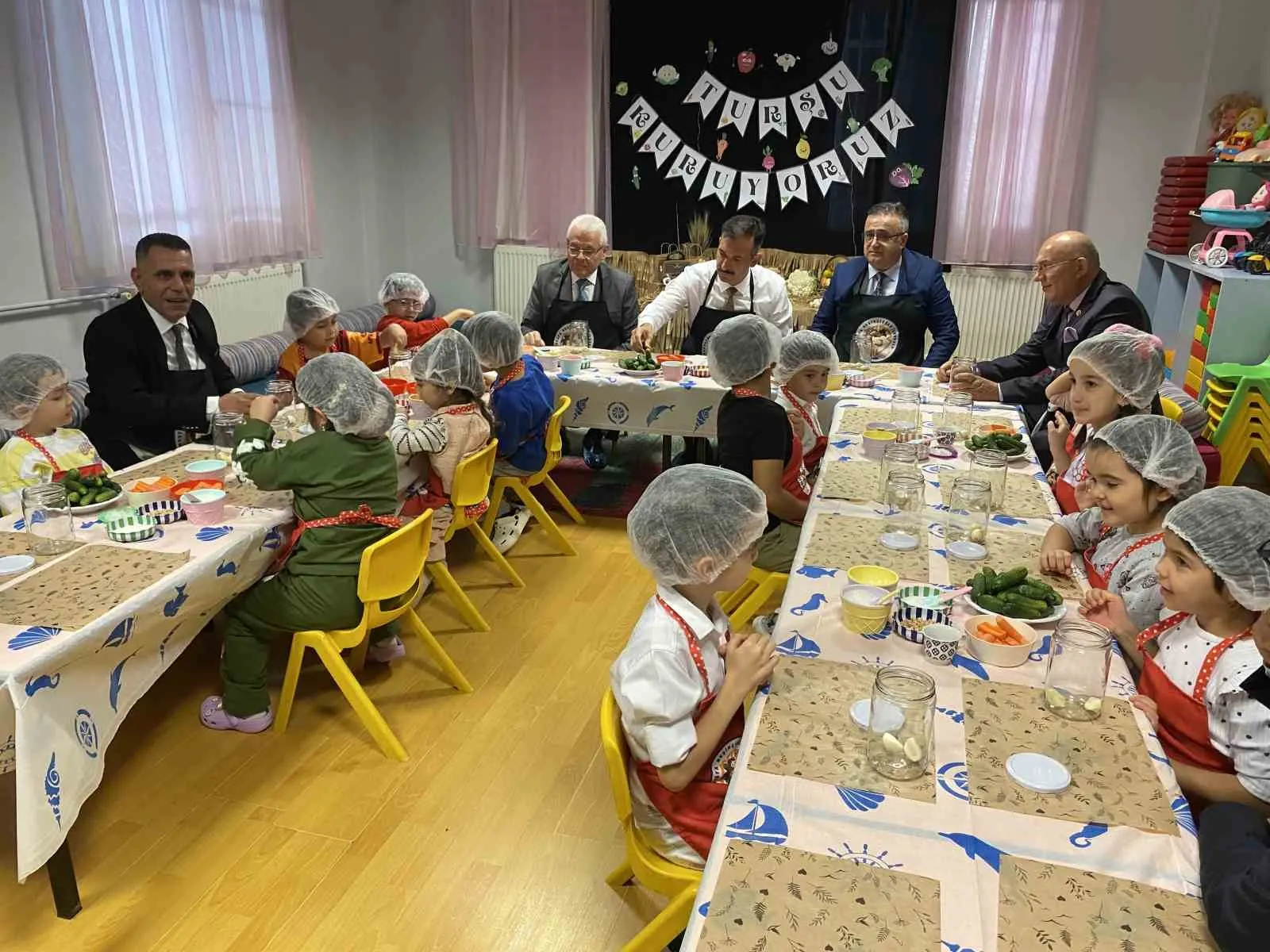 Minik ellerden büyük hayaller: Alaşehirli öğrenciler ticaretin inceliklerini okul bahçesinde öğreniyor