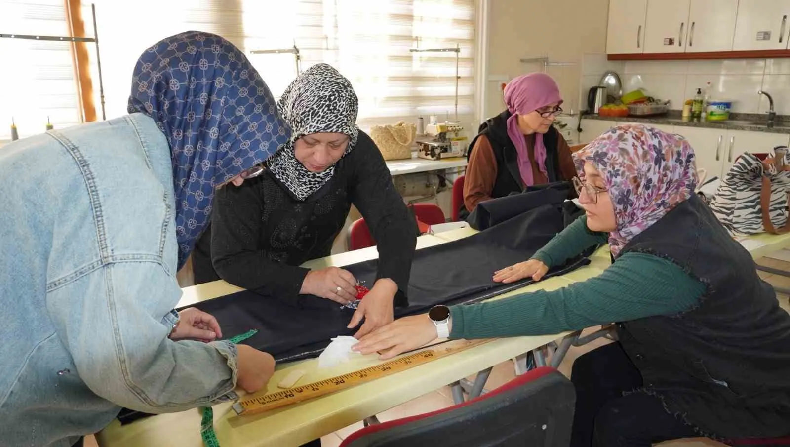Atıl kalan tesis kadınların üretim merkezi oldu: Hayaller dikiş makinesinde hayat buluyor