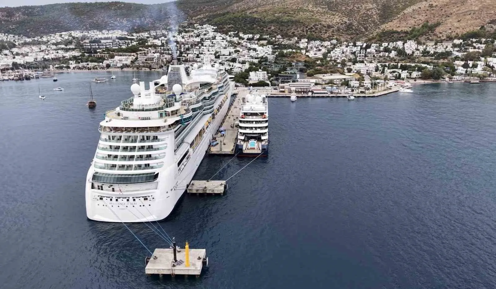 Bodrum'da kruvaziyer bereketi: Binlerce turist limana demir attı