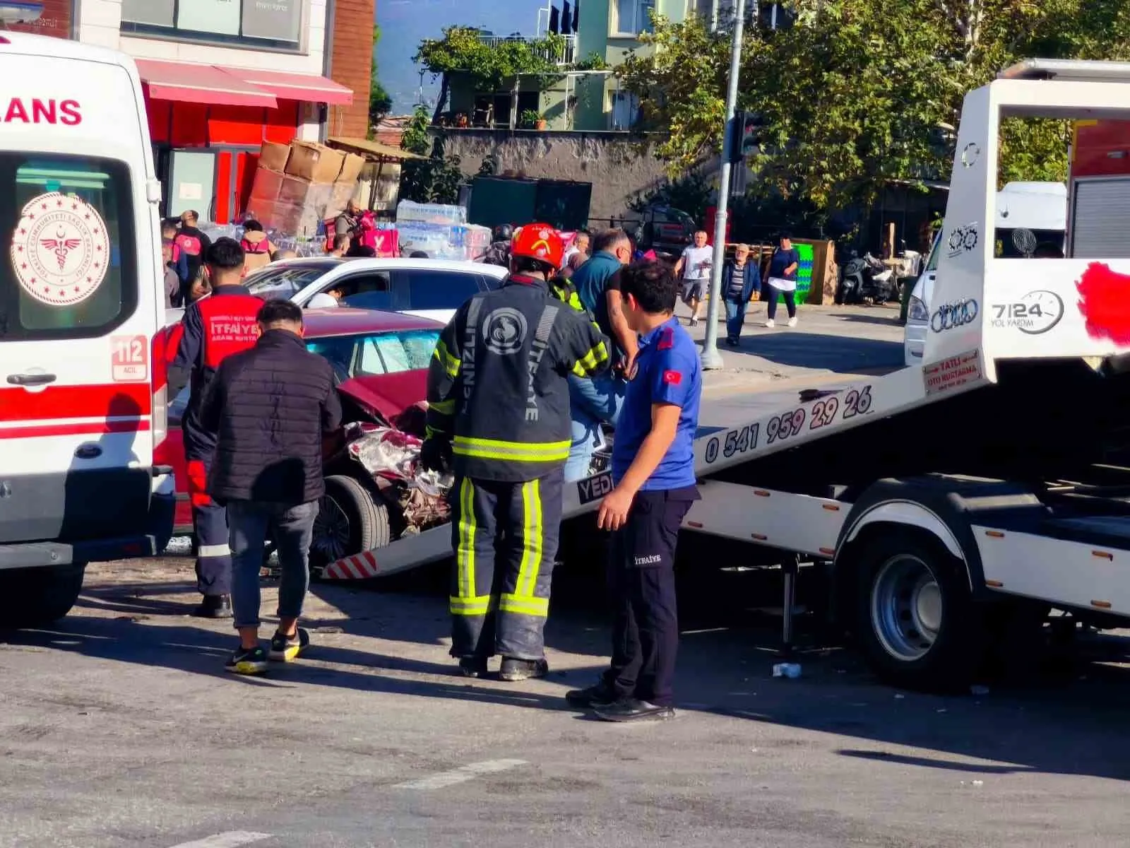 Denizli'de trafik dehşeti: Lüks otomobil otobüsle çarpıştı