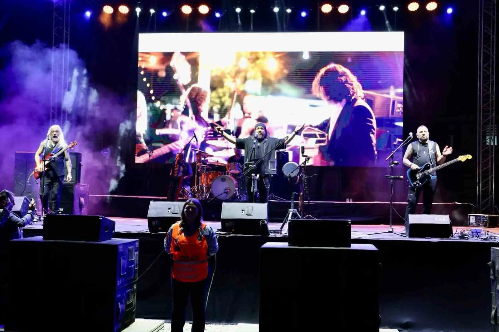 Çine’de müzik ziyafeti: Necati ve Saykolar sahneyi salladı