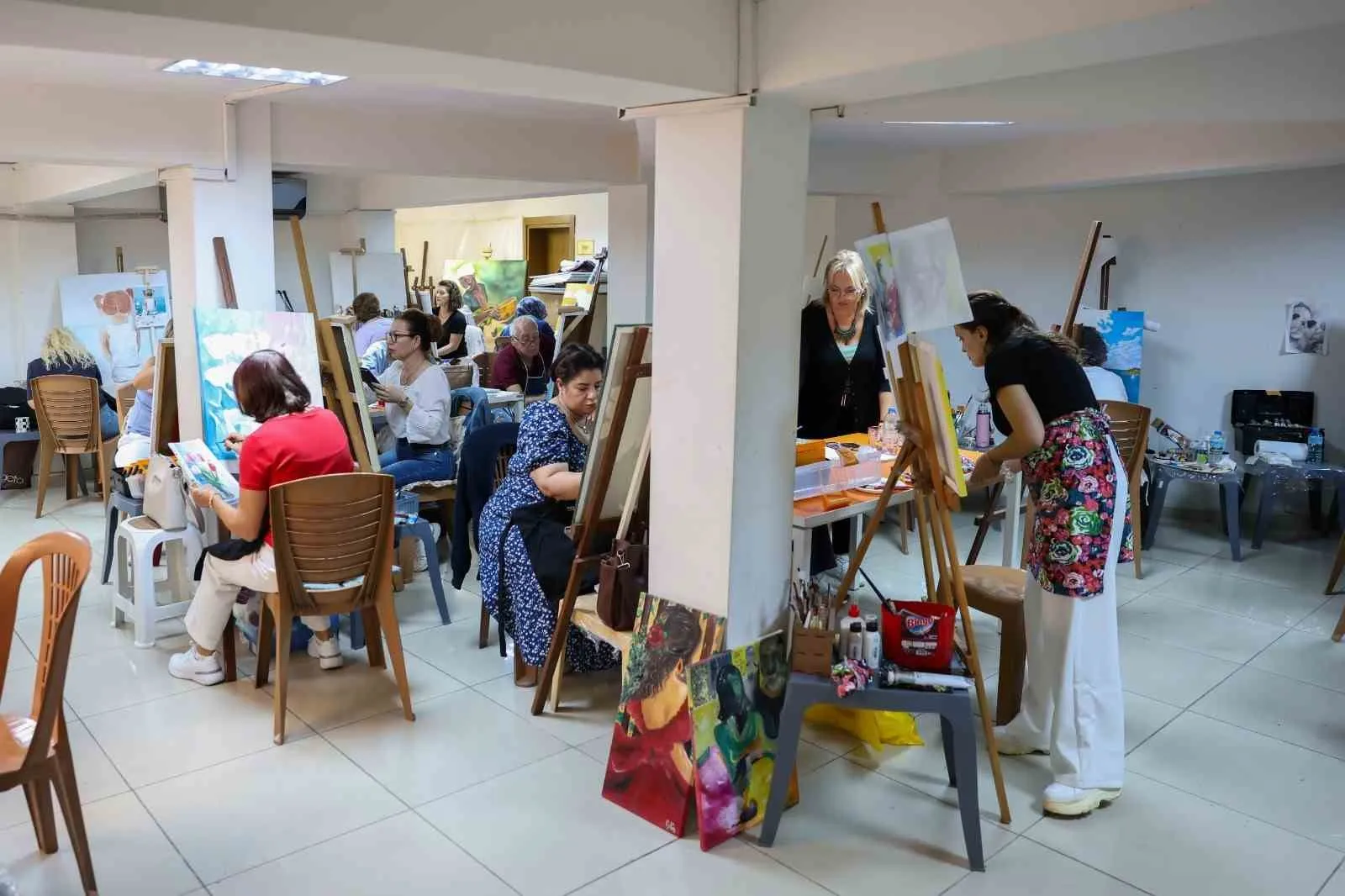 Efeler'de fırçalar sanat için buluşuyor: Hem öğreniyorlar hem sosyalleşiyorlar