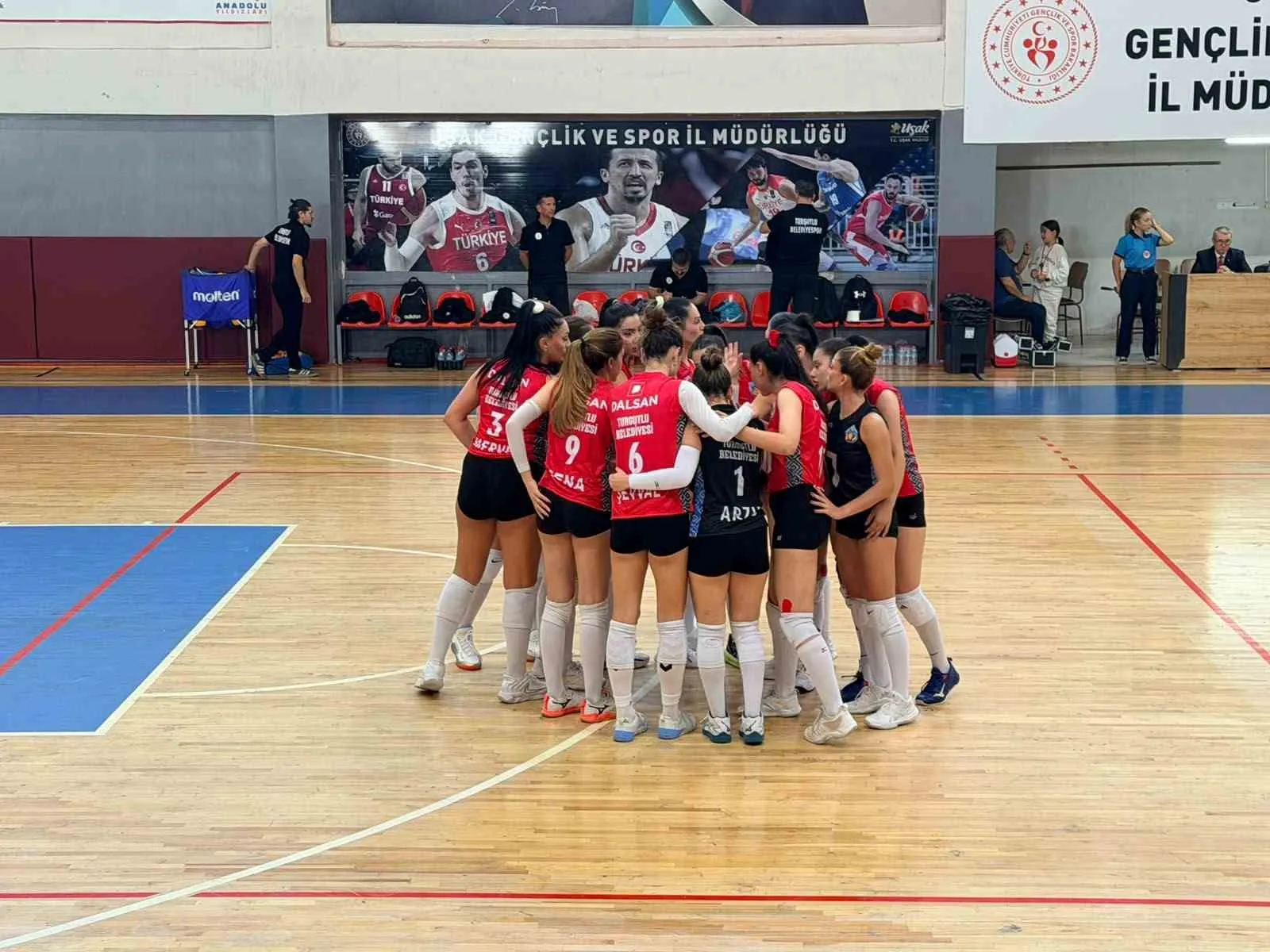 Turgutlu’da voleybol rüzgarı zirveye taşıdı: Sultanlar namağlup lider