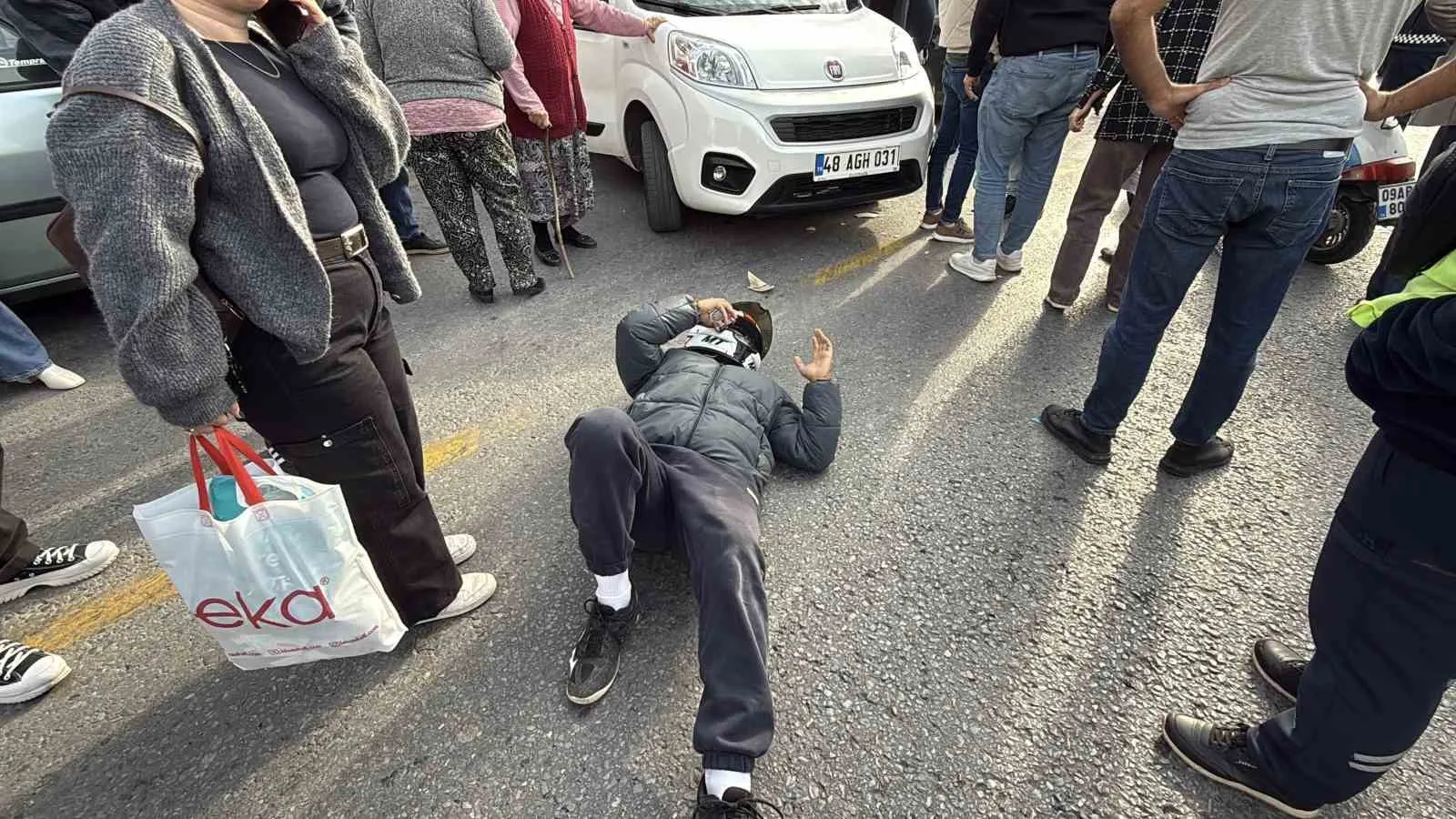 Menteşe’de cadde ortasında kaza: Motosikletli sürücü hastaneye kaldırıldı