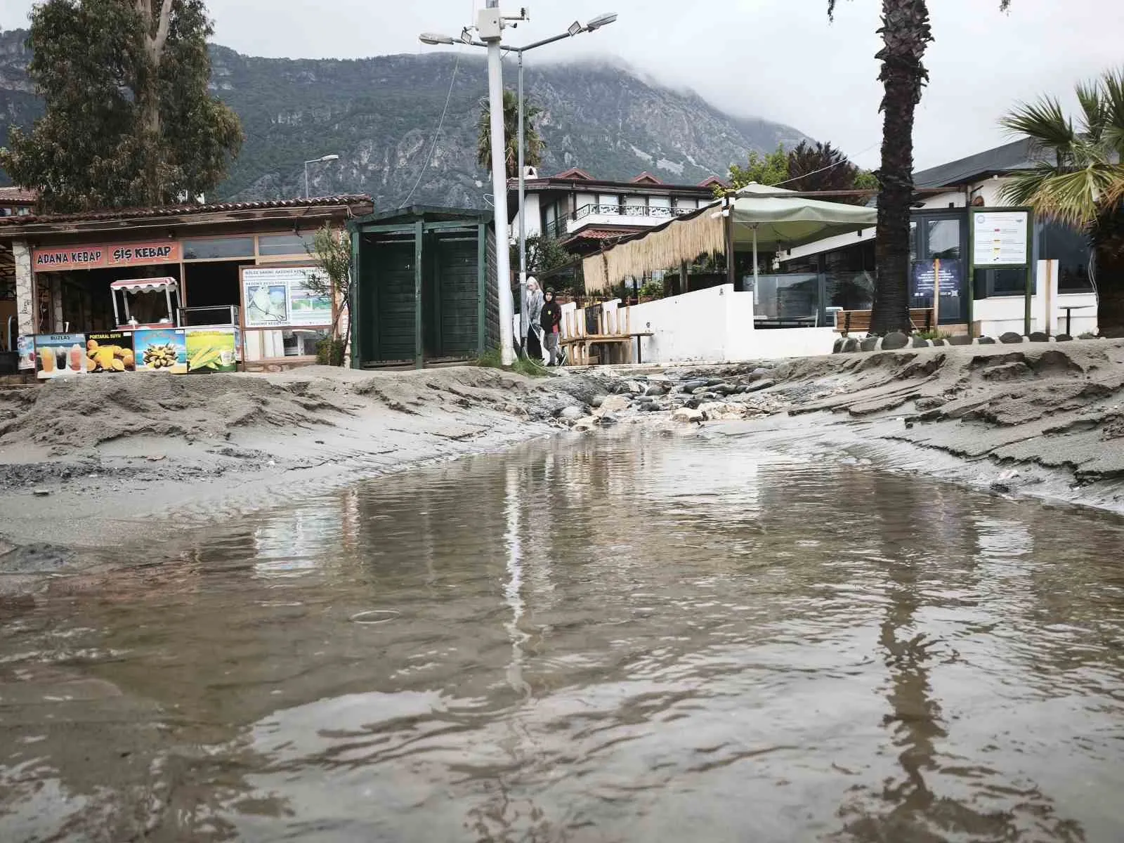 Muğla’da doğa felaketi: Sakin Kent’in gözde sahili kumlarını kaybetti