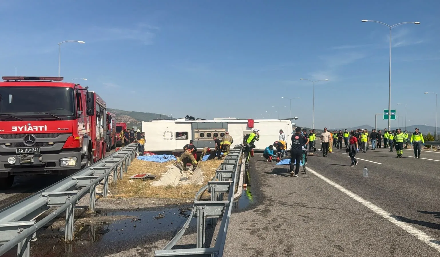 Manisa'da otobüs ve tır dehşeti: Vali Özkan'dan acı bilanço açıklaması