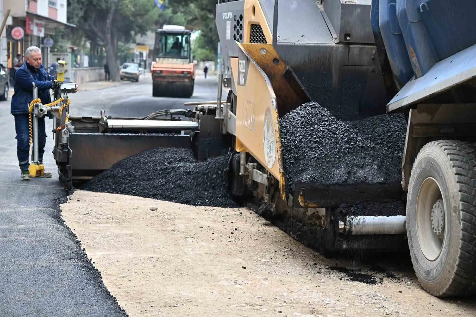 Muradiye’de çamurlu yollar tarih oluyor: Kış öncesi asfalt seferberliği
