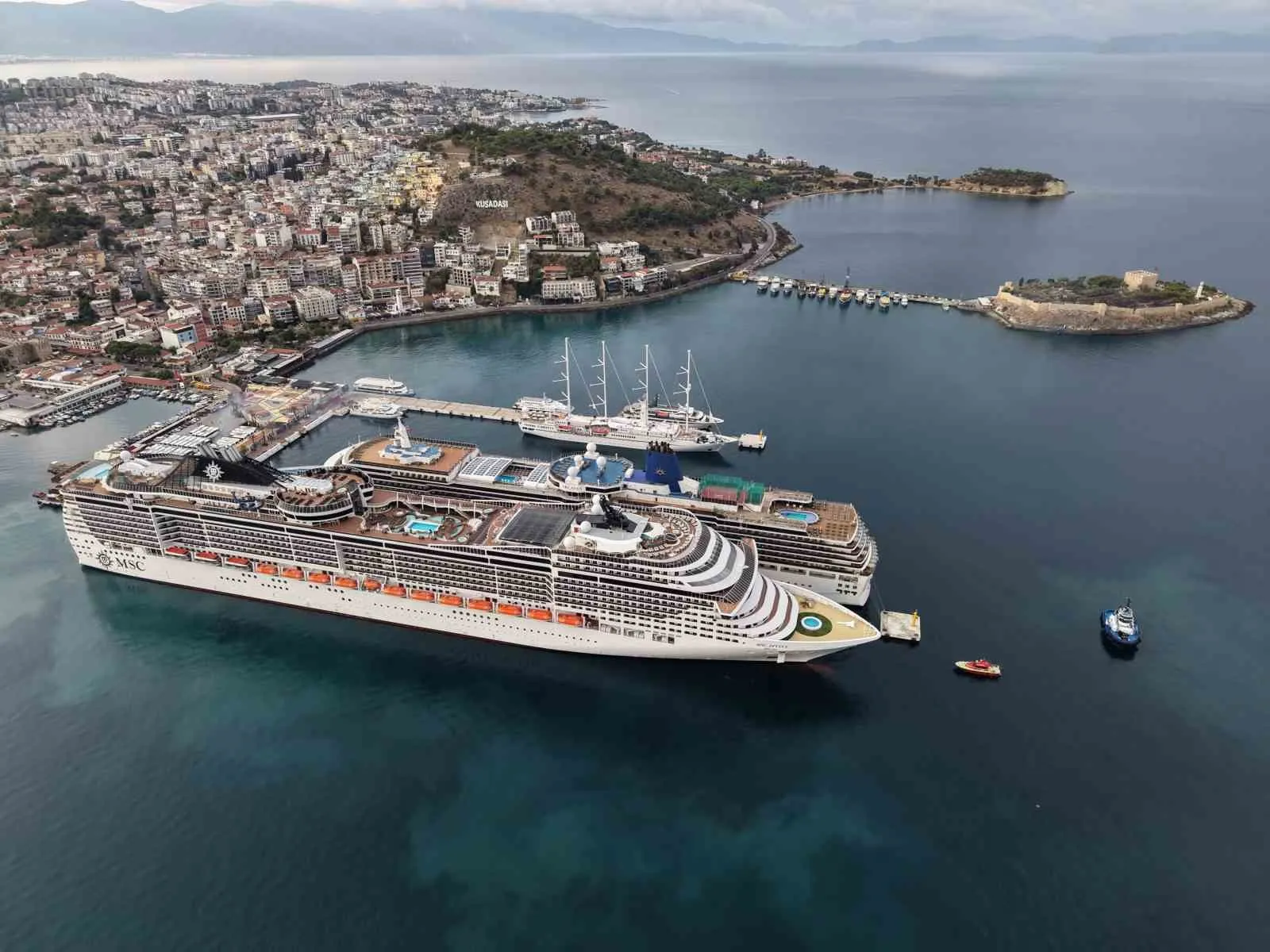 Kuşadası limanında kruvaziyer bereketi: 6 bin ziyaretçi şehre ayak bastı