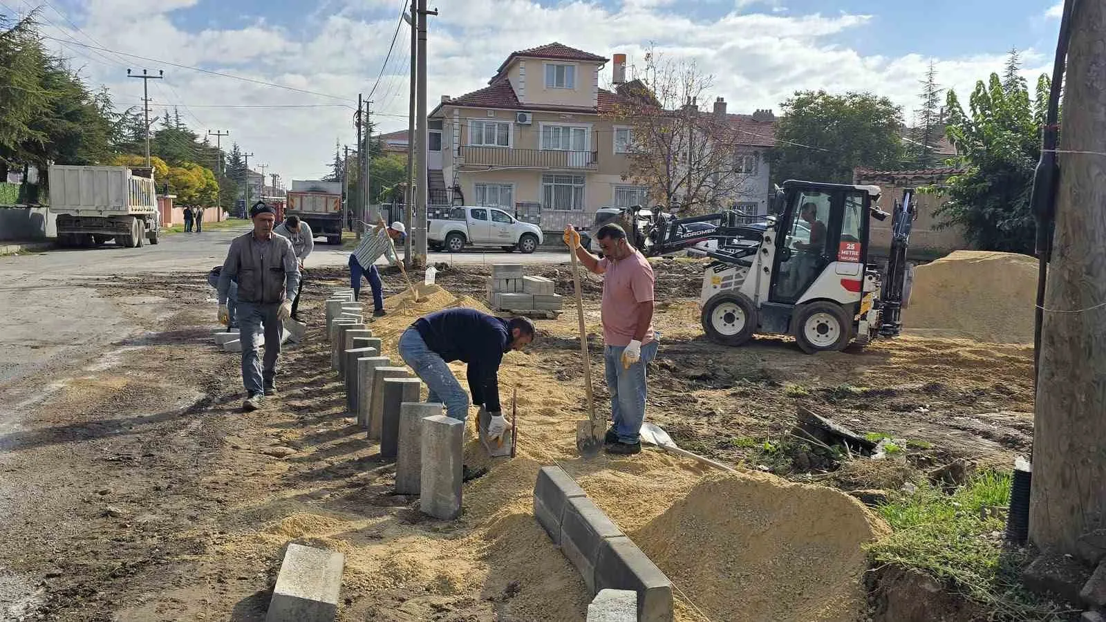 Bolvadin'de asfalt mesaisi: Ertuğrul Gazi Caddesi'nde değişim başladı