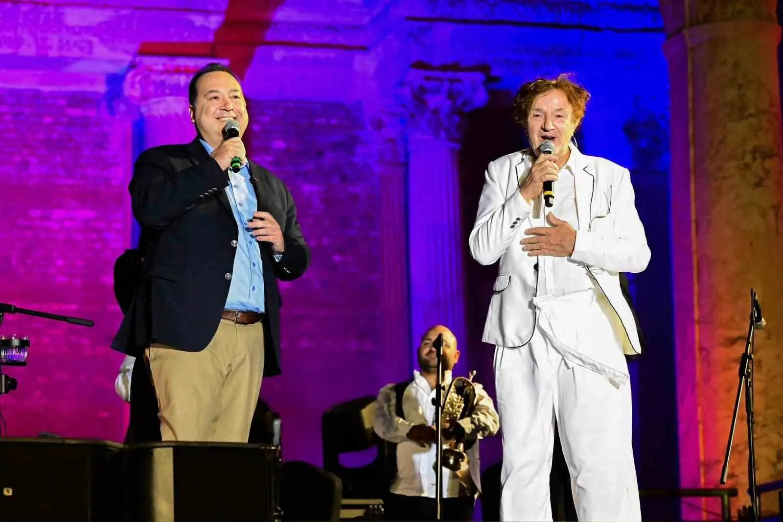 Lidya’nın başkentinde Balkan rüzgarı: Goran Bregovic binlerce kişiyi büyüledi