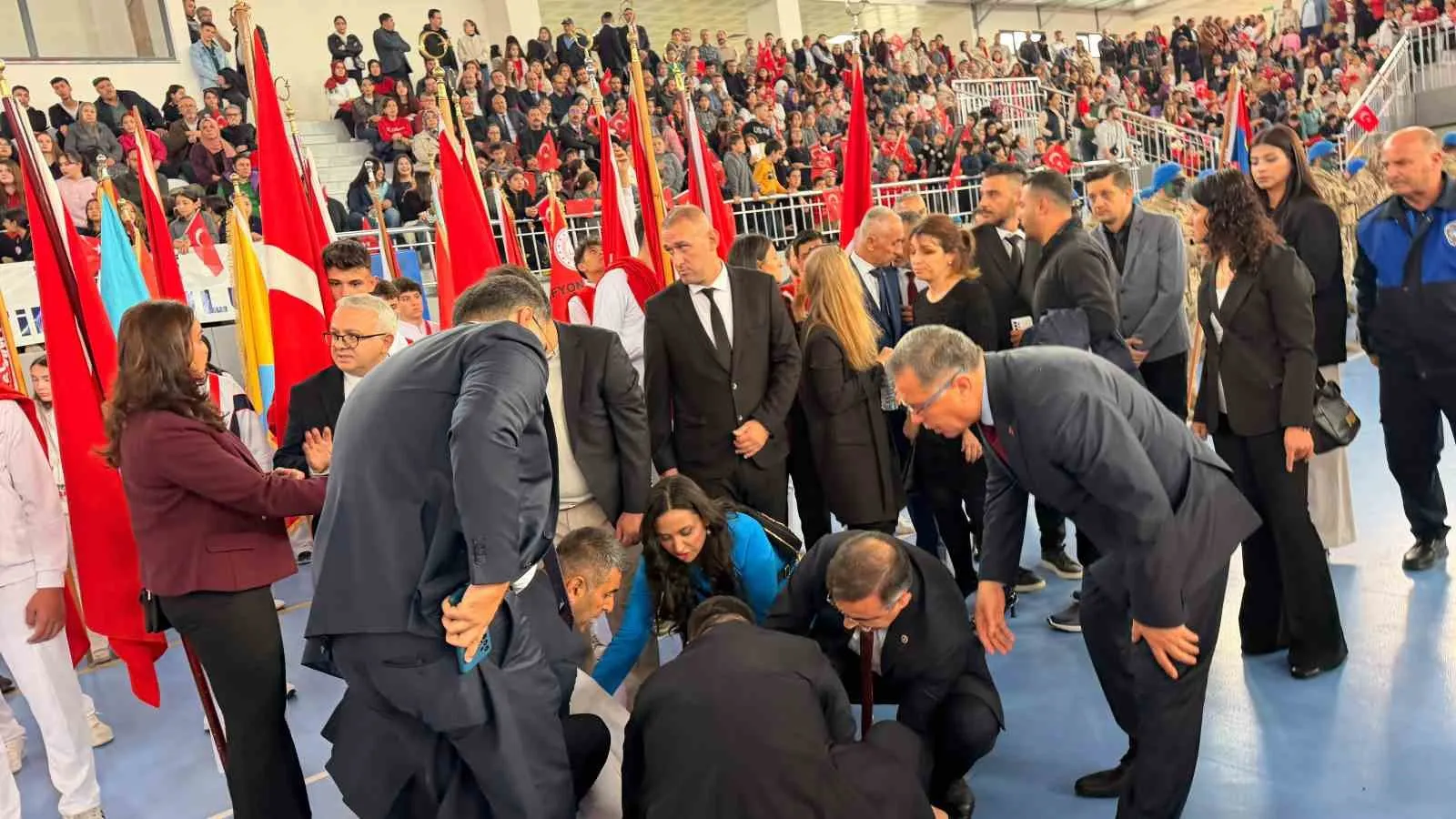Cumhuriyet kutlamalarında yürekleri ağza getiren an: Bayılan öğrenciye protokoldeki doktor yetişti