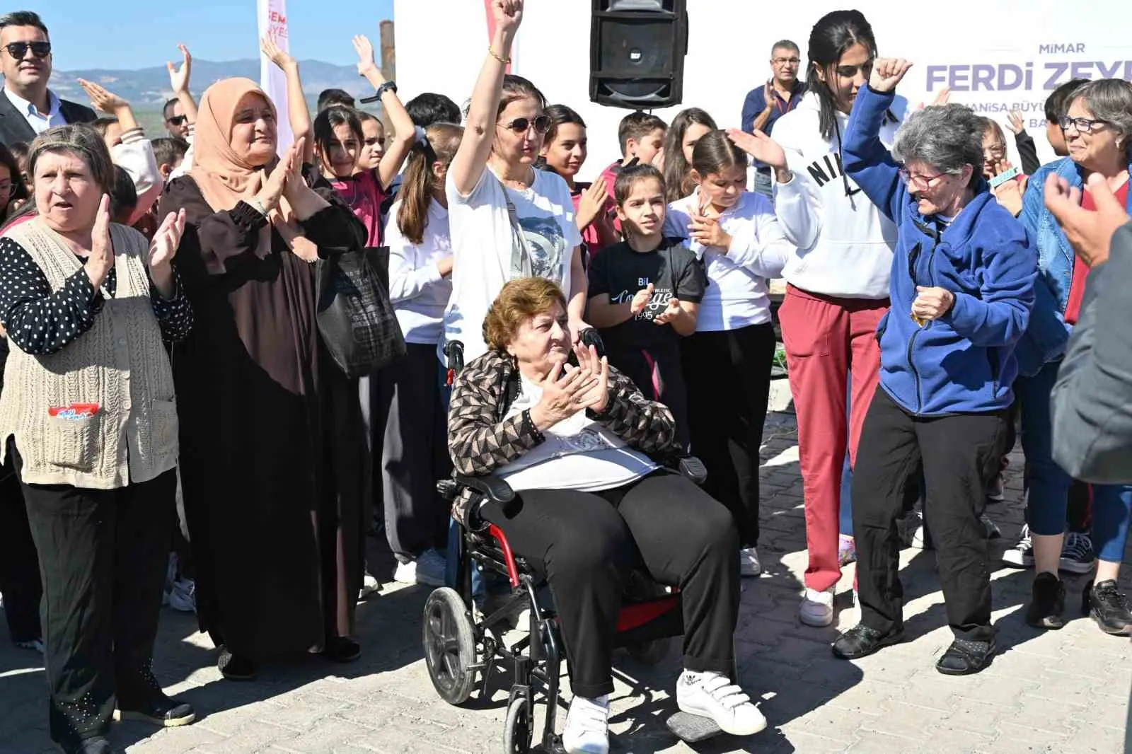Manisa’da duygusal buluşma: Minikler ve yaş almışlar patili dostlarla kucaklaştı