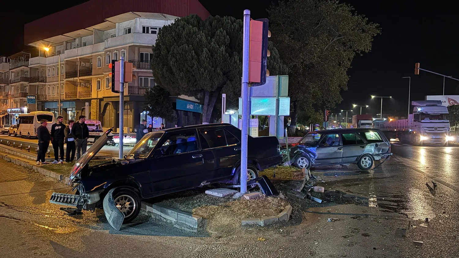 Kula’da gece yarısı kaza: Kavşakta iki araç birbirine girdi