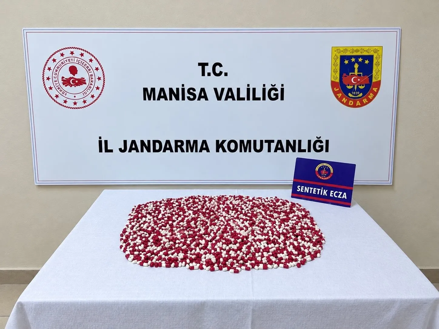 Manisa'da zehir tacirlerine jandarma darbesi: 4 ilçede eş zamanlı operasyon