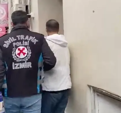 İzmir trafiğinde dehşet anları: 9 aylık bebeğin olduğu aracı durdurup tehdit ettiler