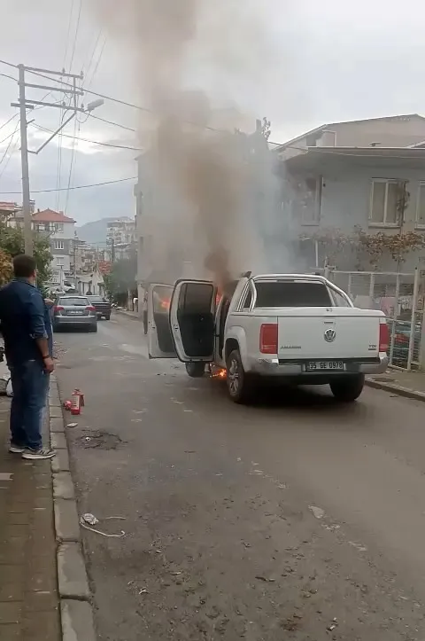 Buca'da korku dolu anlar: Söndürmeye çalıştığı araç bir anda infilak etti