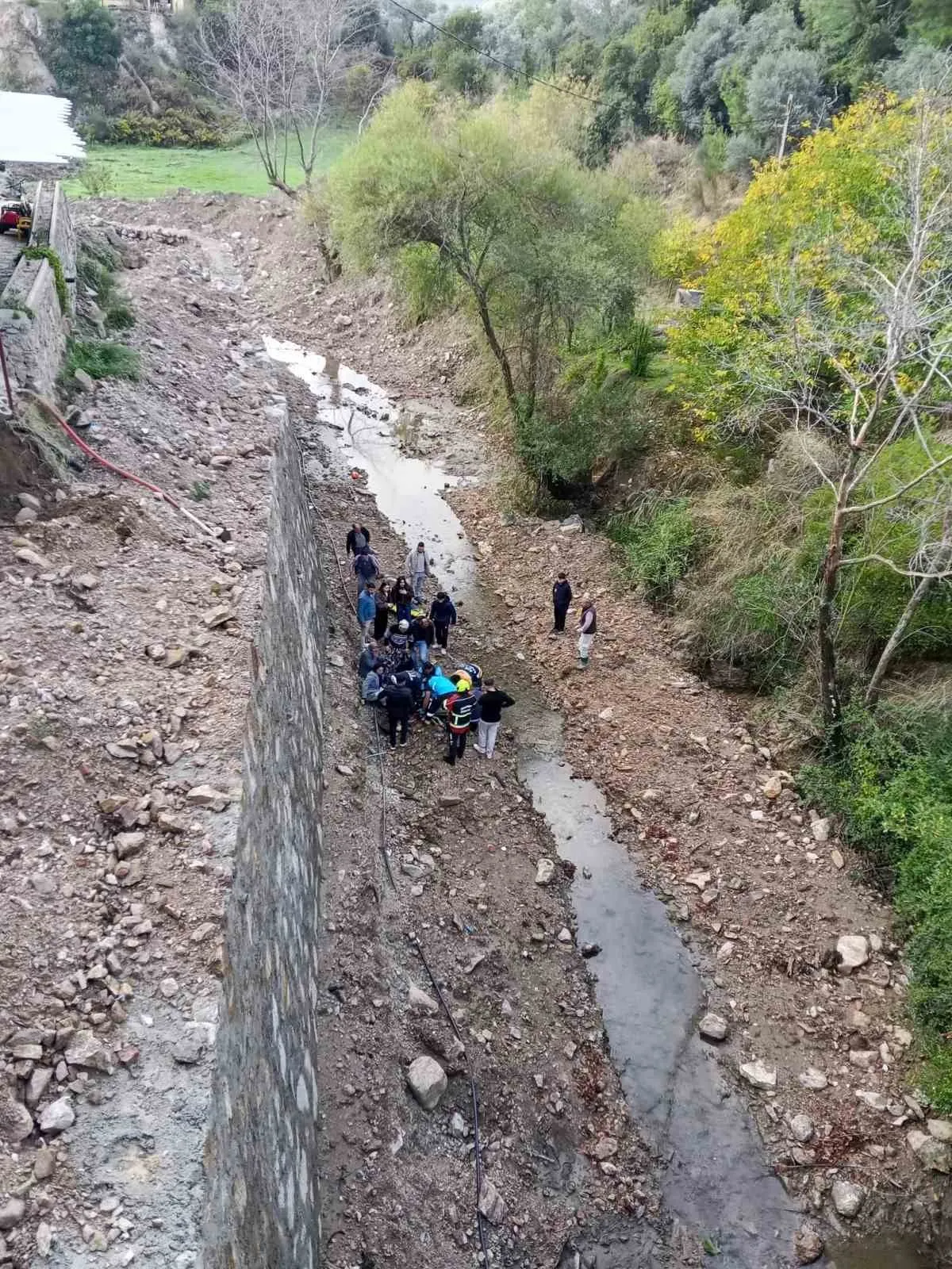 Efeler’de köprü faciası kıl payı atlatıldı: Dereye uçan araçtan sağ çıktılar