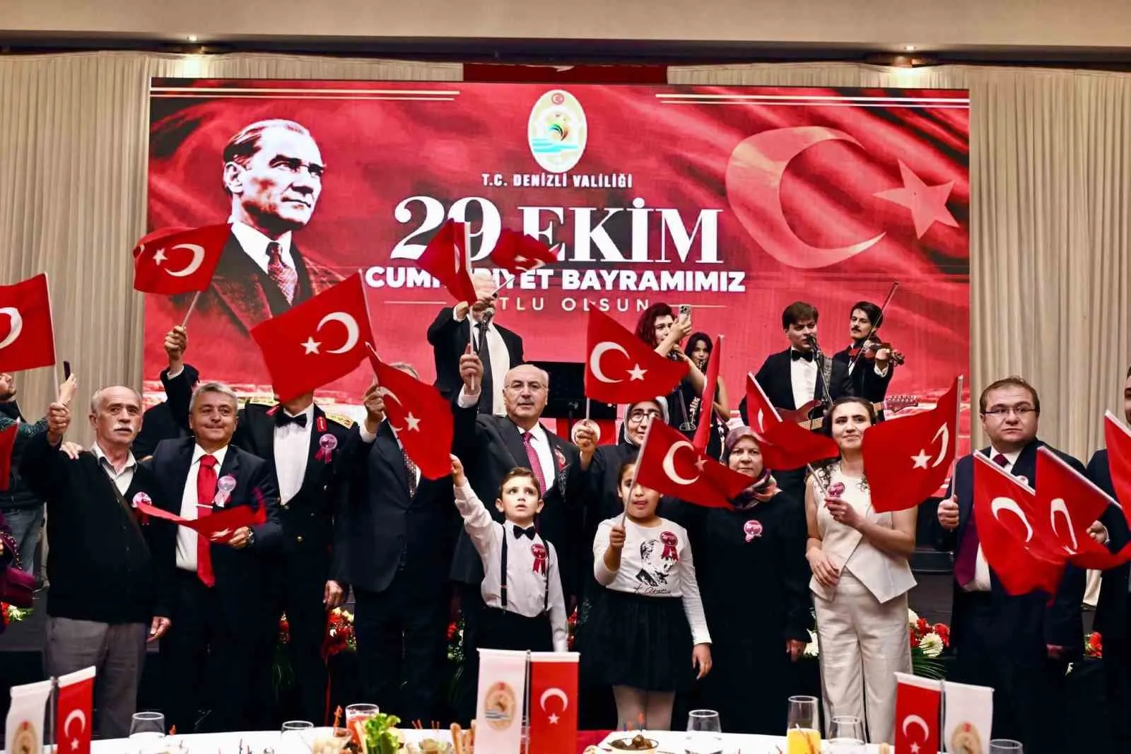 Denizli’de Cumhuriyet coşkusu: Vali Köşger’den birlik ve kalkınma mesajı