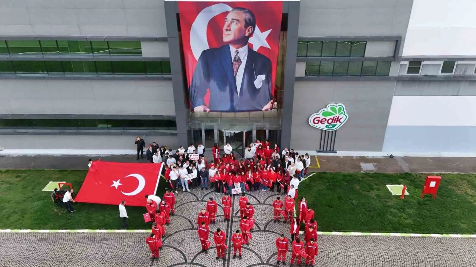 Gedik Piliç’te 29 Ekim gururu: Dev kadro Cumhuriyet için bir araya geldi