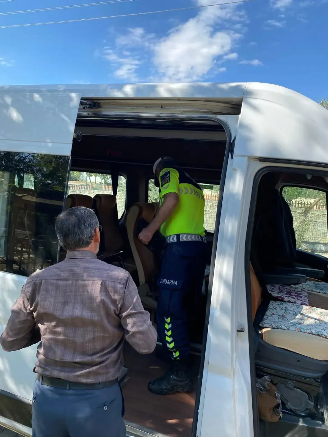 Yenipazar’da okul yollarında güvenlik mesaisi: Servisler mercek altında