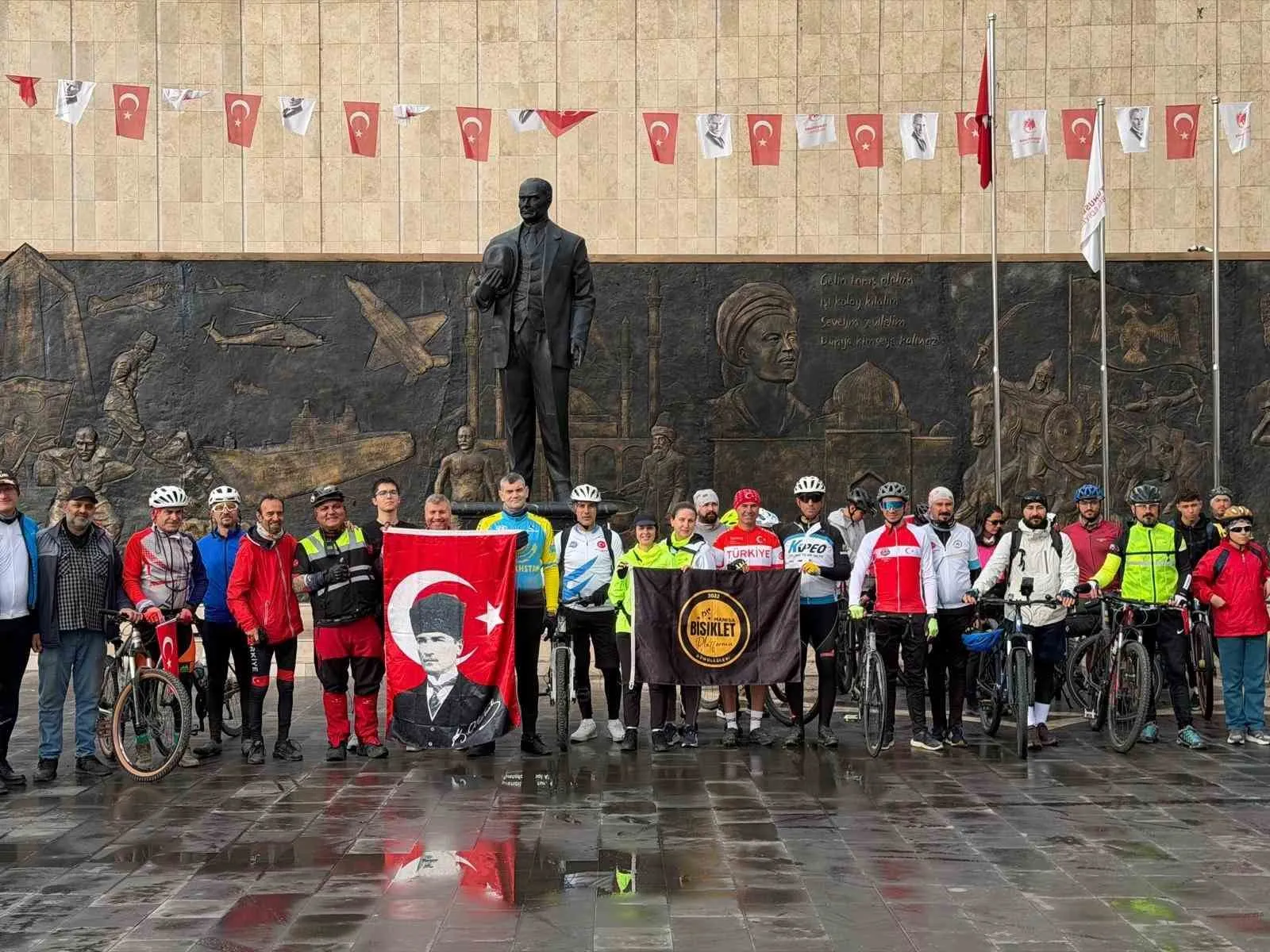 Manisa yollarında Cumhuriyet maratonu: 103 kilometrelik anlamlı sürüş