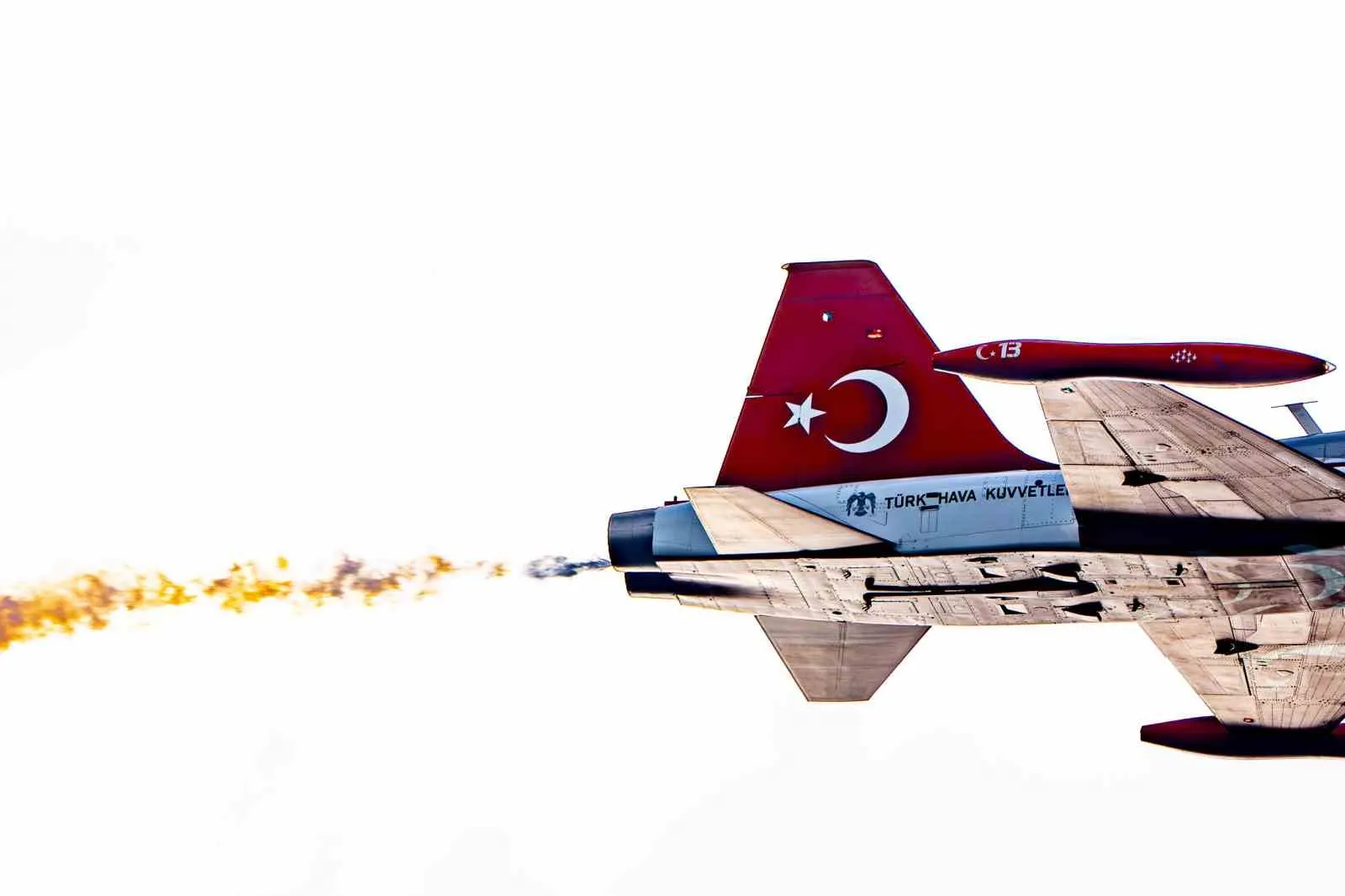 Fethiye semalarında kırmızı-beyaz rüzgar: Gökyüzü Türk Yıldızları ile şenlendi