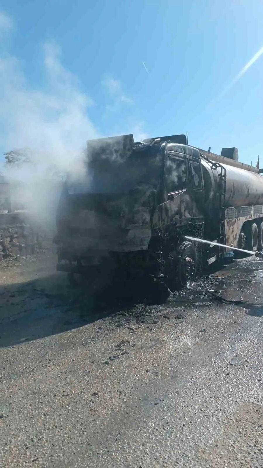 Afyonkarahisar'da korku dolu anlar: Park halindeki tanker alevlere teslim oldu