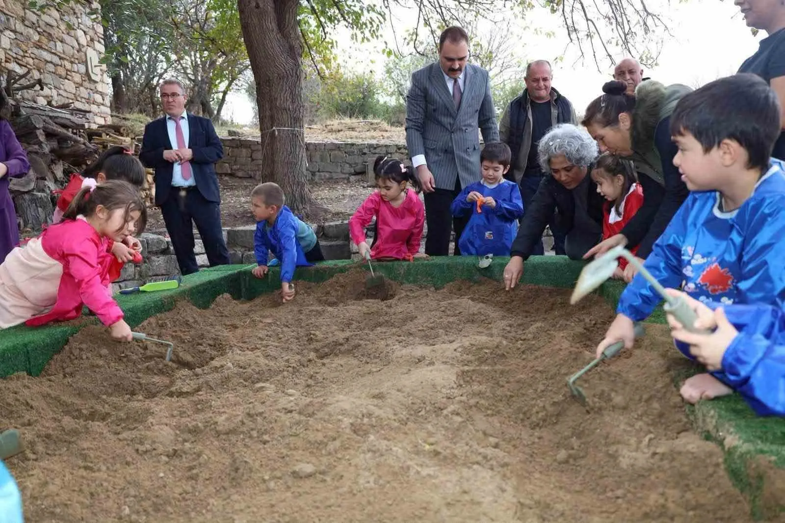 Tarihin kalbinde uygulamalı eğitim: Afrodisias minik arkeologlarını ağırladı