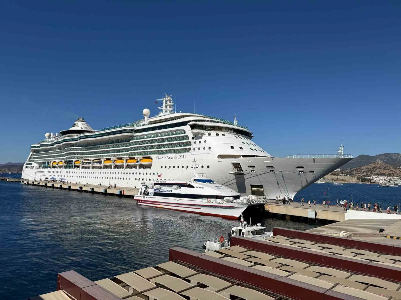 Dev kruvaziyer Bodrum limanına demir attı: Binlerce turist şehri keşfe çıktı