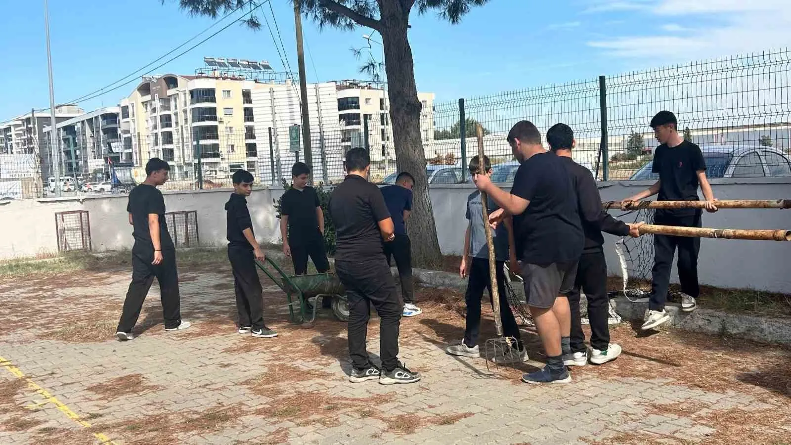 Koçarlı'da gençlerden örnek hareket: Okul bahçesini tertemiz yaptılar