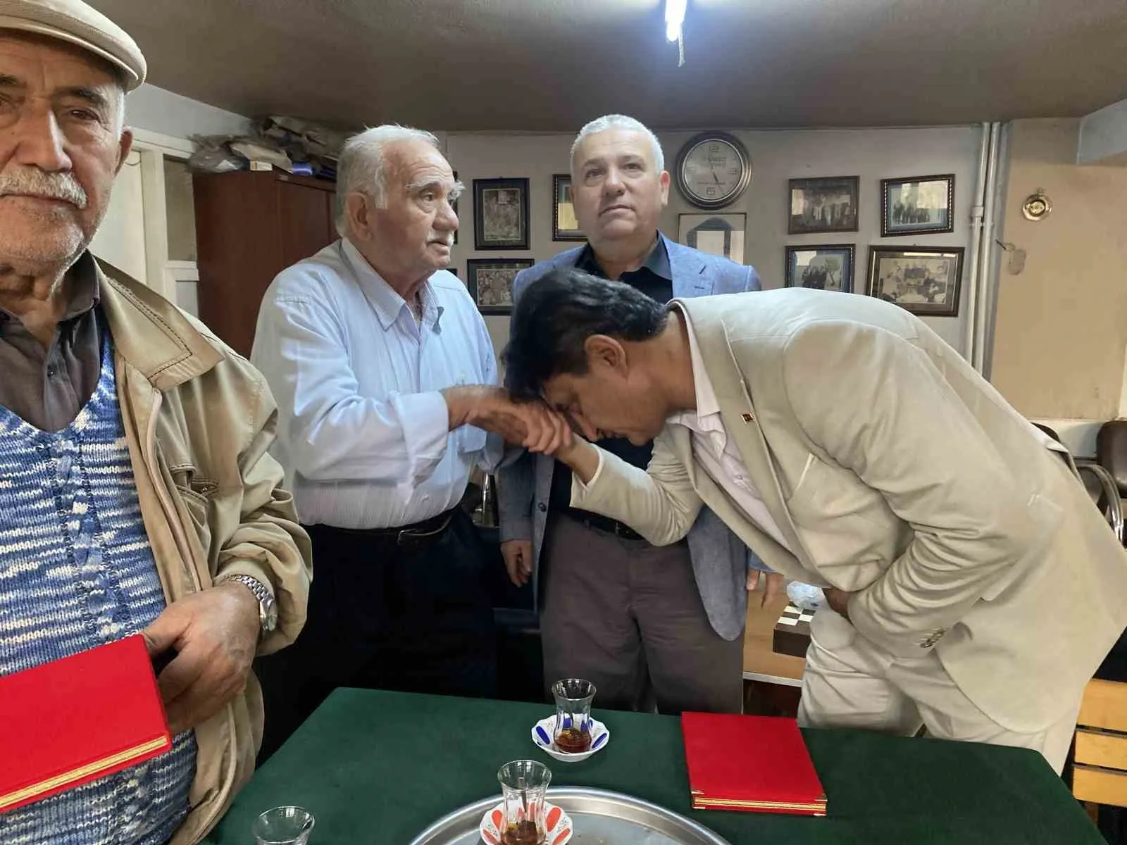 Alaşehir’de ahilik geleneği: Yarım asırlık çınarlar ile yeni nesil kahveciler aynı sofrada buluştu
