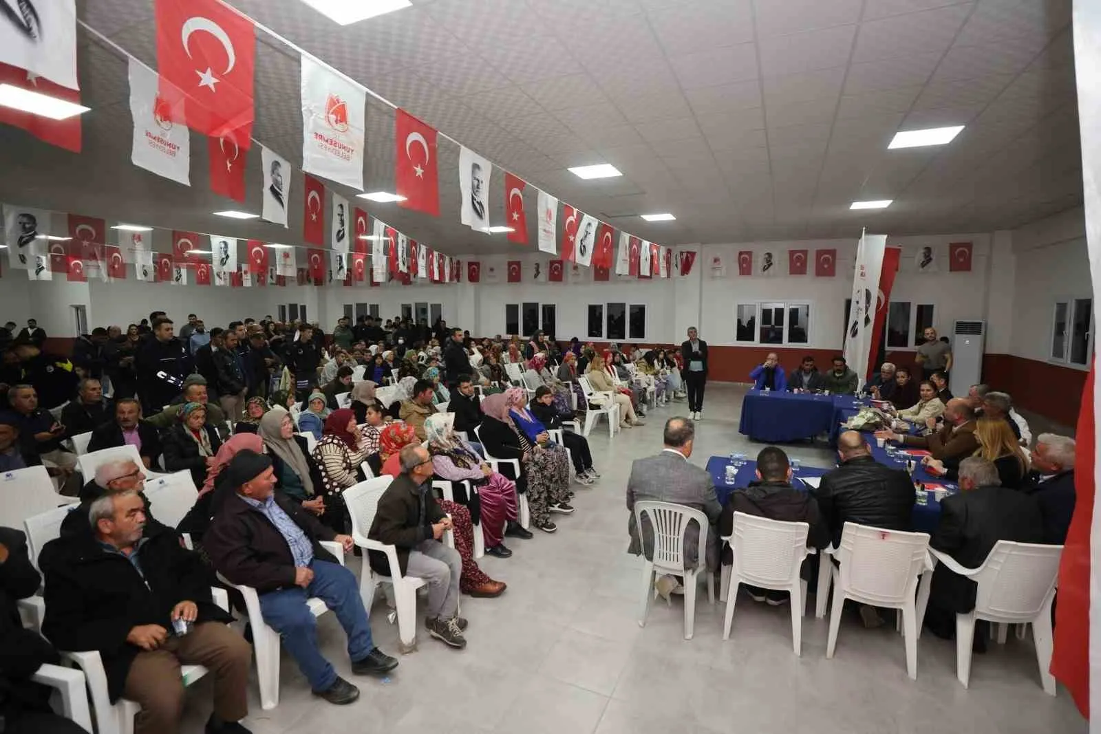 Tarlanın gizli kahramanlarını Yunusemre'de unutmadı: Başkan Balaban'dan anlamlı ziyaret
