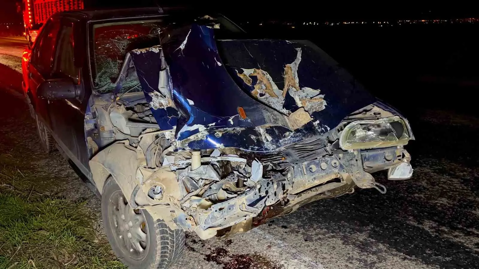 Afyonkarahisar'da korkutan kaza: Çarpışmanın şiddetiyle tarlaya uçtu