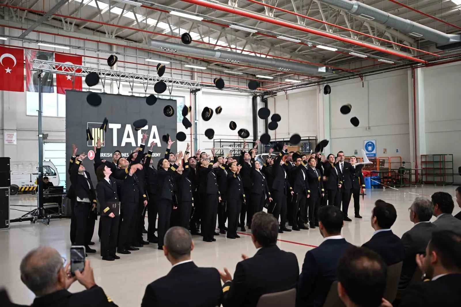 Gökyüzünün yeni temsilcileri Aydın'dan kanatlandı: 39 pilot adayı brövelerine kavuştu